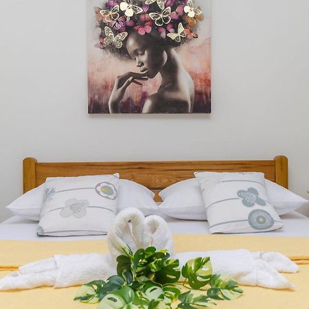 Apartment Robyn On The Beach Srima Εξωτερικό φωτογραφία